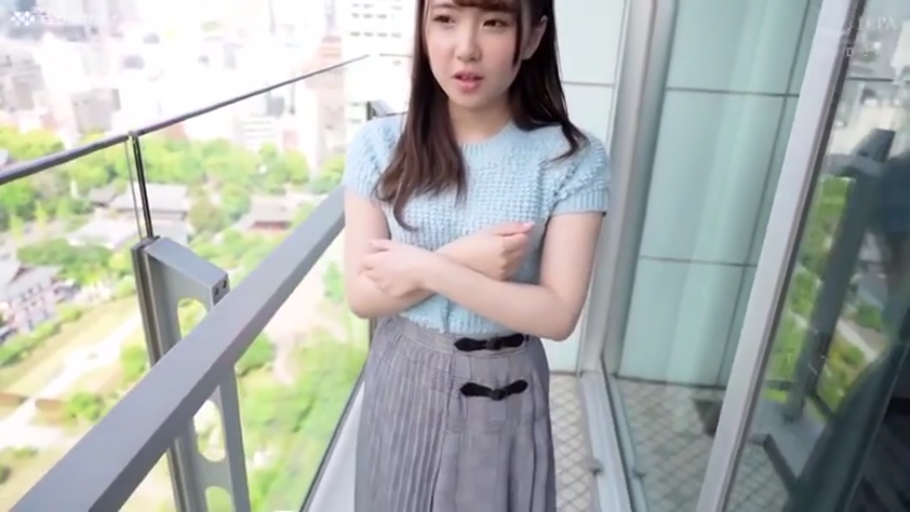 坐姿 · 羞涩 · 沙发 · 客厅 · 遮脸 · 居家风 · 半身镜头 · 格子外套