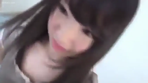 室内 · 脸部 · 微笑 · 灰色上衣 · 凝视 · 模糊 · 俯视