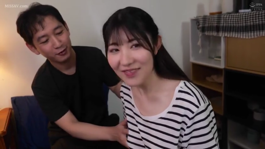 室内 · 胸部 · 微笑 · 条纹衫 · 置物架 · 痴汉题材 · 并坐 · 猥亵摸胸