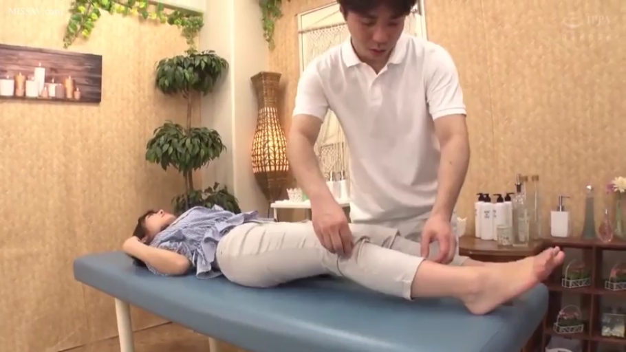 专注 · 按摩室 · 按摩床 · 中景 · 仰卧 · 休闲装 · 剧情 · 按摩