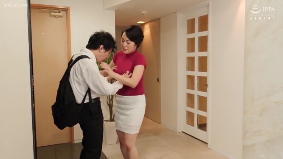 室内 · 专注 · 站立 · 中景 · 职业装 · 双人 · 背包 · 身体接触