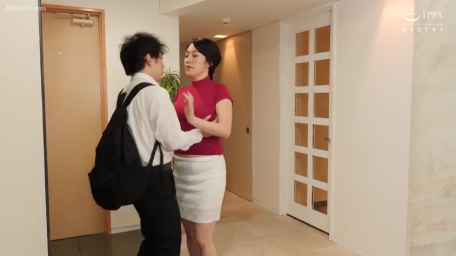 室内 · 严肃 · 全身 · 站立 · 休闲装 · 互动 · 玄关 · 背包