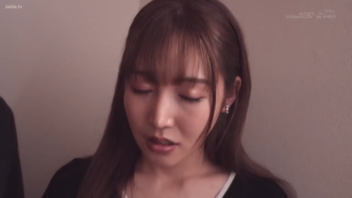 室内 · 低头 · 脸部特写 · 长发 · 无奈 · 黑色上衣 · 待机