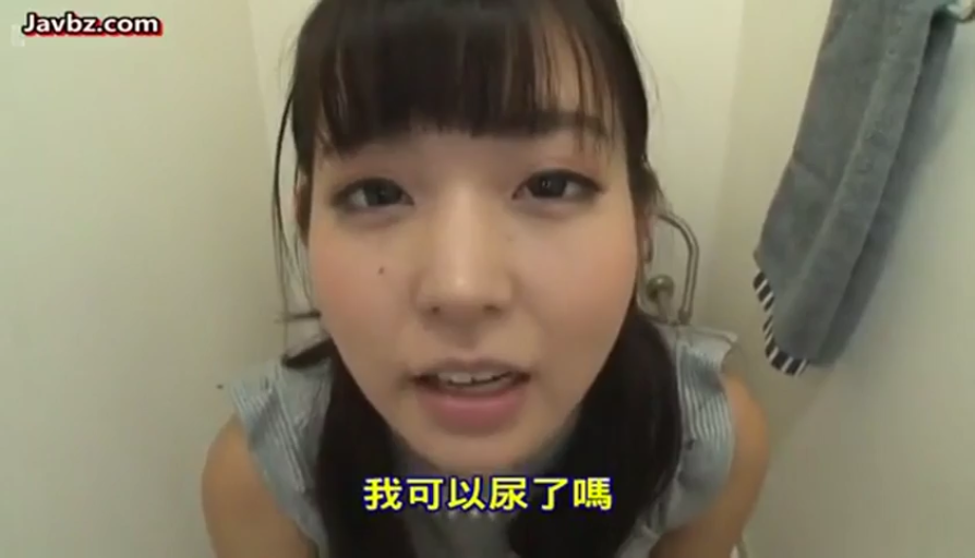 脸部特写 · 无袖上衣 · 卫生间 · 蹲下