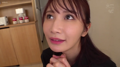 Close-up of the face · Smile · Kitchen · 橱柜 · 黑色上衣 · Looking up · 高角度 · 双手合十