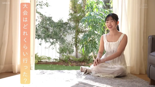 室内 · 臀部特写 · 紫色T恤 · 视角 · 侧脸 · 脱衣 · 柜子 · 背对站立