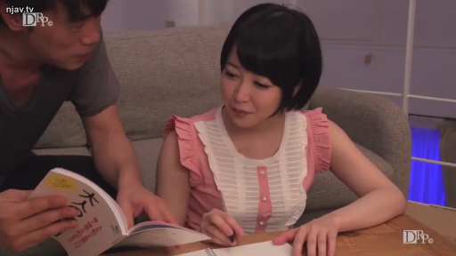 座り姿勢 · 中景 · 微笑 · リビング · 書籍 · 交流 · 日本AV · 粉白褶边上衣