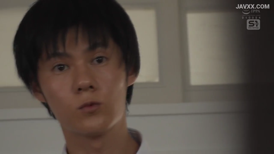 室内 · 坐姿 · 露乳 · 笑容 · 调情 · 跳蛋 · 豹纹上衣