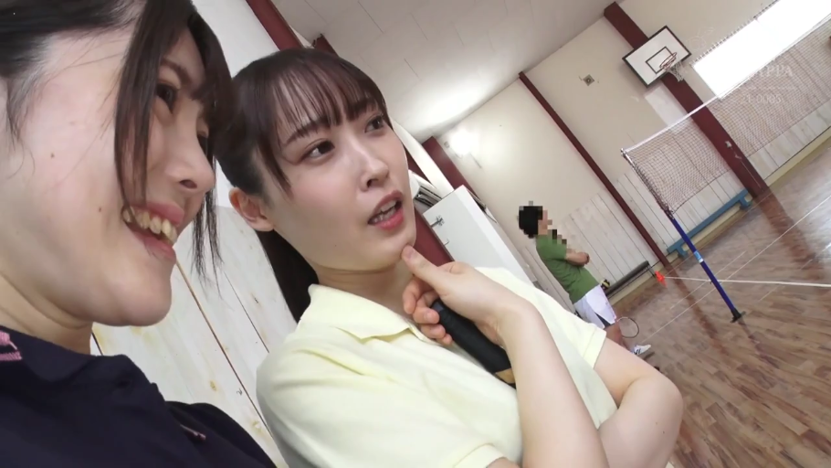 会話 · 顔部のクローズアップ · 站姿 · 微笑 · 運動服 · 体育馆 · 羽毛球拍 · 日本