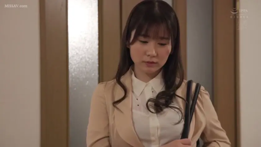 低头 · 站立 · 西装外套 · 半身 · 剧情 · 门口 · 单肩包 · 忧伤