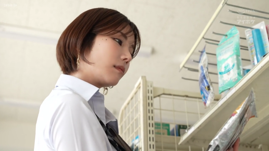 白衬衫 · 便利店 · 货架 · 短发 · 冷静 · 侧脸特写 · 侧身站立 · 挑选商品