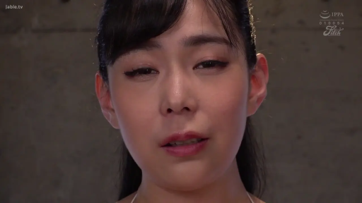 室内 · 脸部特写 · 迷离 · 注视 · 正面 · 亚洲女性 · 白色挂脖上衣