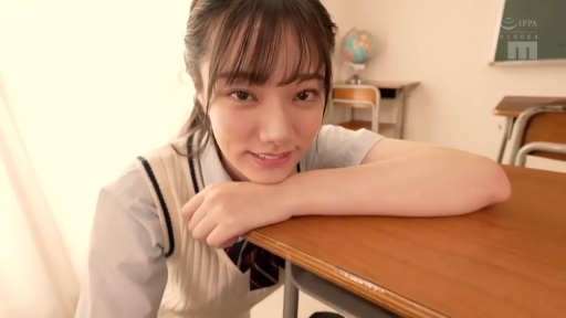 教室 · 脸部特写 · 地球仪 · 对视 · 柔和 · 校服毛背心 · 趴在桌上 · 学生题材