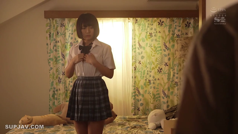 室内 · 校服 · 脸部 · 微笑 · 注视 · 双马尾 · 正面