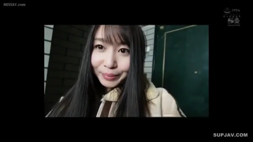 臉部特寫 · 微笑 · 注視 · 走廊 · 长发 · 正面 · 冬装