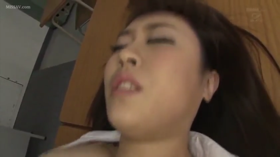室内 · 面部 · 站立 · 项链 · 注视 · 温柔 · 熟女 · 白色V领上衣