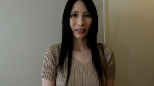 Indoor · Standing Posture · Smile · Facing the camera · Half-body · 长发 · 米色针织衫