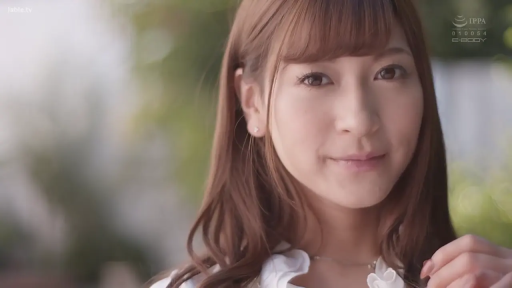 脸部特写 · 注视镜头 · 户外花园 · 温柔微笑 · 棕色长发 · 白色褶皱衬衫 · 正向站姿 · 细金项链