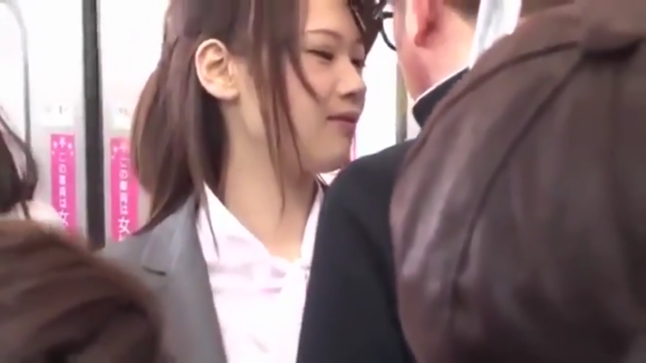 面部 · 站姿 · 制服 · 电车