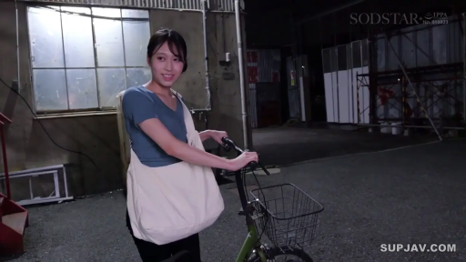 中景 · 微笑 · 蓝色短袖 · 自行车 · 侧身站立 · 户外夜晚 · 推自行车 · 邻家感