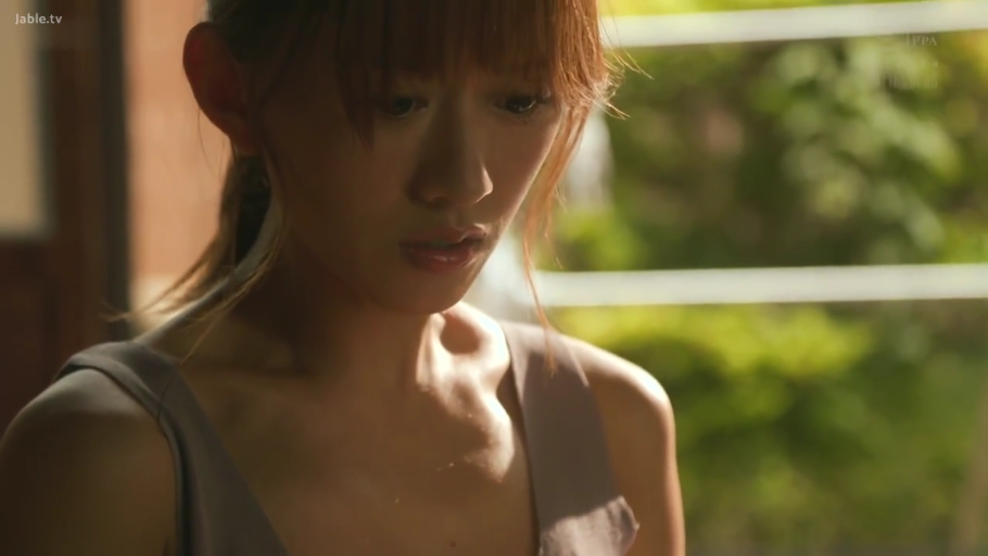 室内 · 忧郁 · 低头 · 脸部特写 · 静止 · 吊带衫 · 日本女优