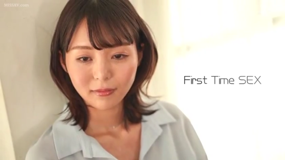 室內 · 憂鬱 · 站立 · 面部特寫 · 襯衫 · 短发 · 垂头