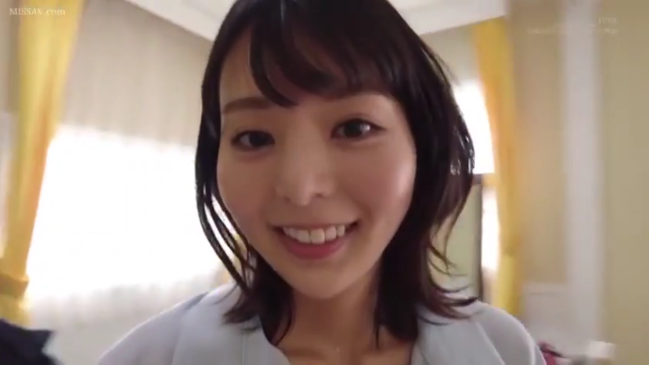 室内 · 脸部特写 · 微笑 · 凝视 · 清纯 · 浅色上衣 · 正对镜头