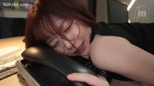 电话 · 脸部特写 · 办公室 · 闭眼 · 摆拍 · 日本AV · 趴在桌上 · 黑色无袖上衣