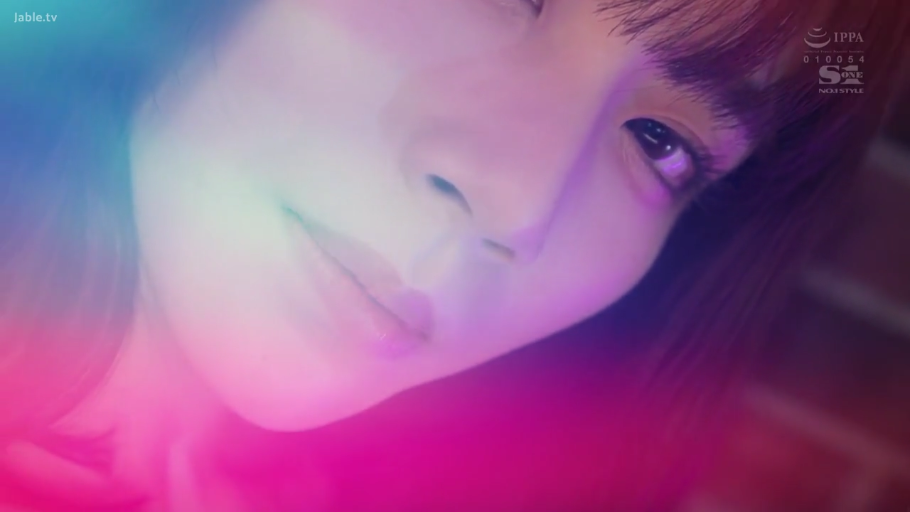 Indoor · Close-up of the face · Gaze · Seduction · 侧头 · 彩色滤镜 · 柔光效果