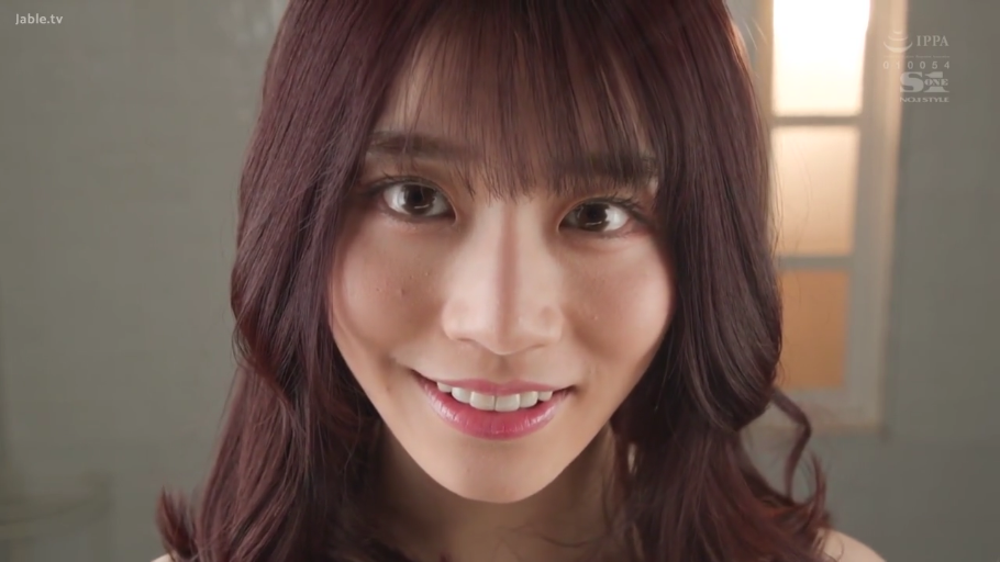 室内 · 微笑 · 面部特写 · 凝视 · 长发 · 正面 · 裸肩