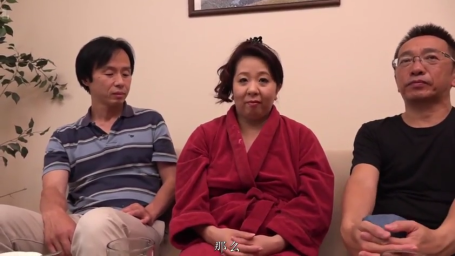 座り姿勢 · 会話 · 真剣 · 盆栽 · 中景 · リビング · 红色浴袍 · グループ写真