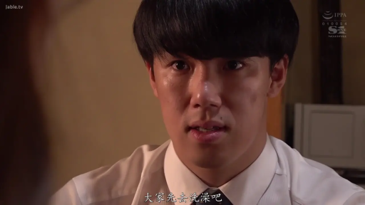 室内 · 交谈 · 严肃 · 面部特写 · 静止 · 男性角色 · 白衬衫领带