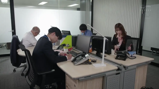 Sitting Posture · 专注 · 办公室 · 全景 · Computer · Business attire · 办公 · Workplace