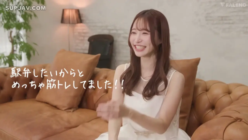 室内 · 坐姿 · 面部 · 谈话 · 开心 · 白色连衣裙