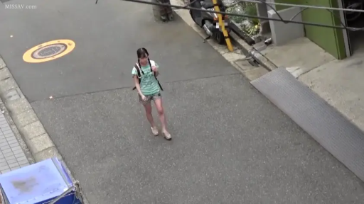 远景 · 街道 · 行走 · 俯视视角 · 双肩包 · 条纹T恤 · 步行