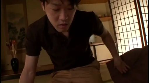 严肃 · 俯身 · 和室 · 中景 · 昏暗 · 互动 · 障子 · Polo衫