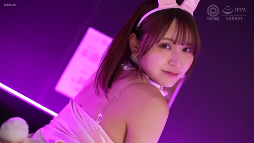 回眸 · 室内摄影棚 · 兔女郎装 · 上半身特写 · 兔耳发箍 · 甜美微笑 · 紫色灯光 · 展示姿势