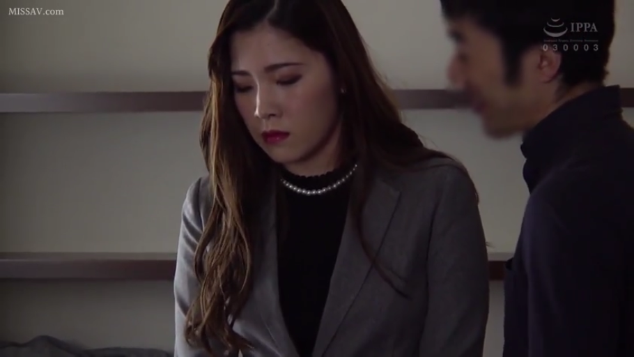 严肃 · 教室 · 站立 · 全景 · 职业装 · 黑板 · 讲课 · 女教师