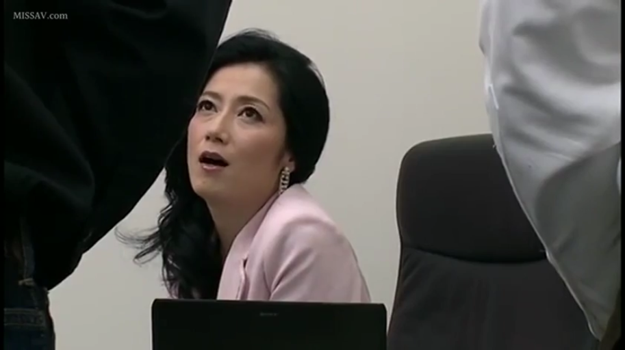 座り姿勢 · 顔部のクローズアップ · 办公室 · 办公椅 · 熟女 · 惊讶 · 向上看 · 粉色西装