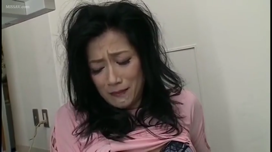 Indoor · Sitting Posture · 面部特写 · Pain · Pink top · Mature woman · Lift up the shirt