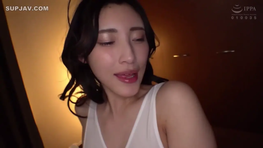 Indoor · Sitting Posture · 面部特写 · White tank top · Seduction · Look at the camera · AV剧照