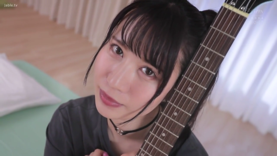 室内 · 脸部特写 · 迷离 · 凝视 · 仰视 · 双马尾 · 黑色T恤 · 吉他