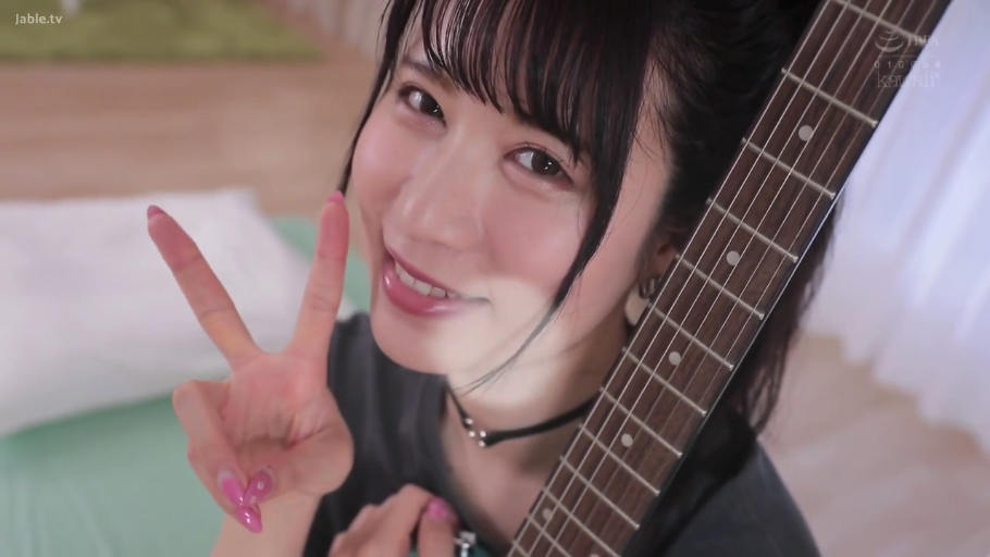 室内 · 坐姿 · 脸部特写 · 微笑 · 黑色上衣 · 吉他 · 比V手势