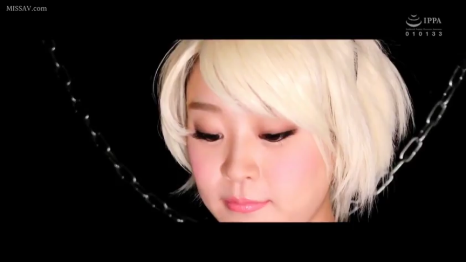 忧郁 · 低头 · 静止 · 脸部大特写 · 锁链 · 室内背景 · 金色短发 · 未见衣物