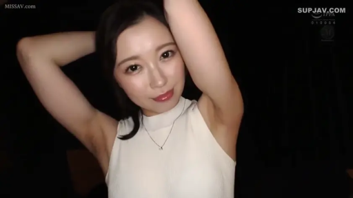 室内 · 白色无袖上衣 · 腋下特写 · 双手抱头