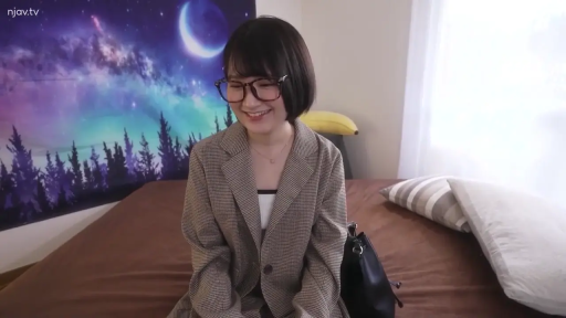 坐姿 · 眼镜 · 卧室 · 躯干 · 微笑 · 短发 · 格子西装 · 腼腆