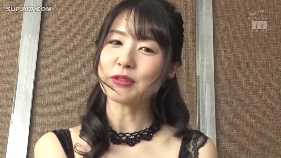 室内 · 面部 · 微笑 · ネックレス · 凝視 · 正面 · 黒いイブニングドレス · 女优采访