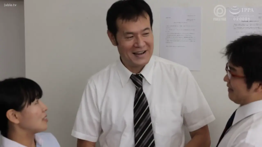 交谈 · 严肃 · 白大褂 · 眼镜 · 办公室 · 站姿 · 面部特写 · 制服诱惑