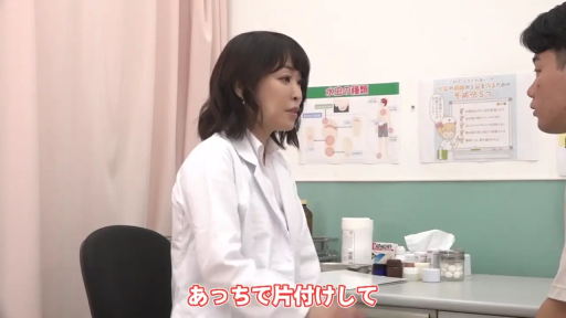 坐姿 · 交谈 · 严肃 · 白大褂 · 诊疗室 · 全景 · 办公设备