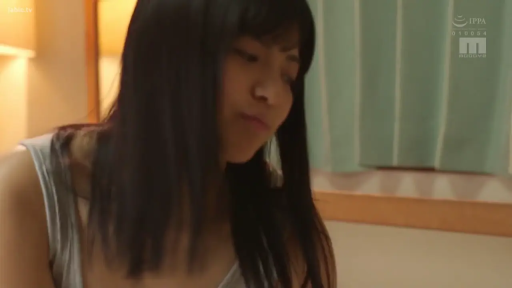 室内 · 坐姿 · 面部特写 · 灰色背心 · 平淡 · 长发 · 坐着